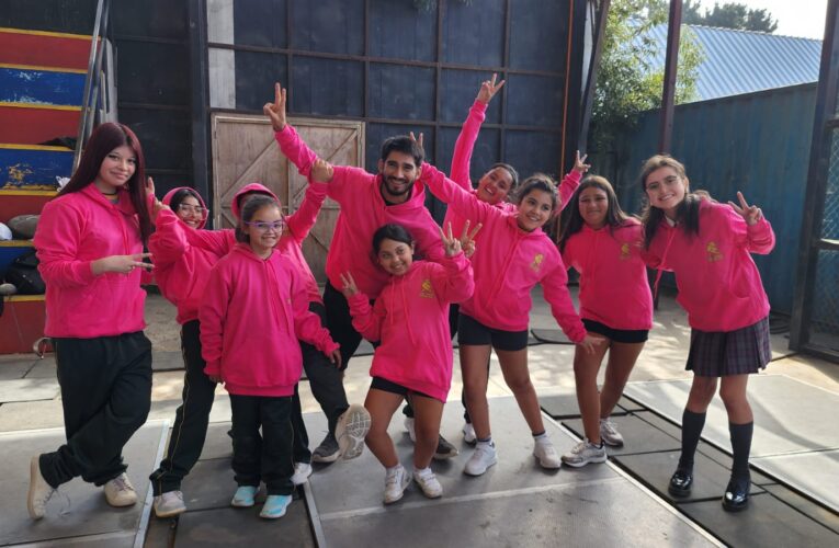 Entrega de polerones Taller de Esgrima: Gracias a los fondos otorgados por el Centro de Padres